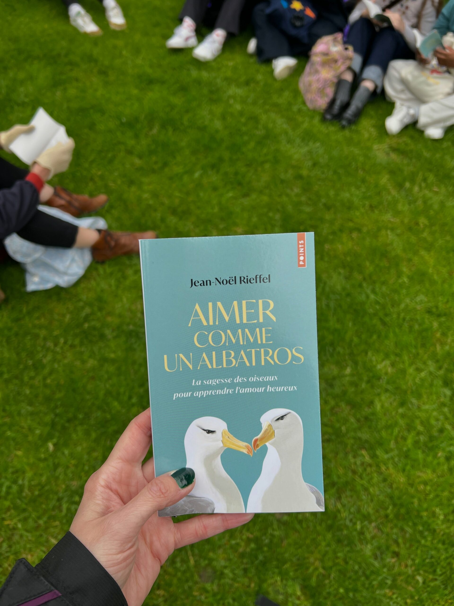 🦜 J’ai participé à la reading party et observation des oiseaux organisé par les @editionspoints 
🔭 Au programme déambulation dans le Parc Monsouris avec une spécialiste @lpo_officiel
📖 Un moment lecture du livre Aimer comme un albatros 
🎤 Un échange avec @jeannoelrieffel sur son livre et ses inspirations 

Un cocktail réussi pour ma première reading party !

#parcmonsouris #readingparty #birdwatching #paris #lecture