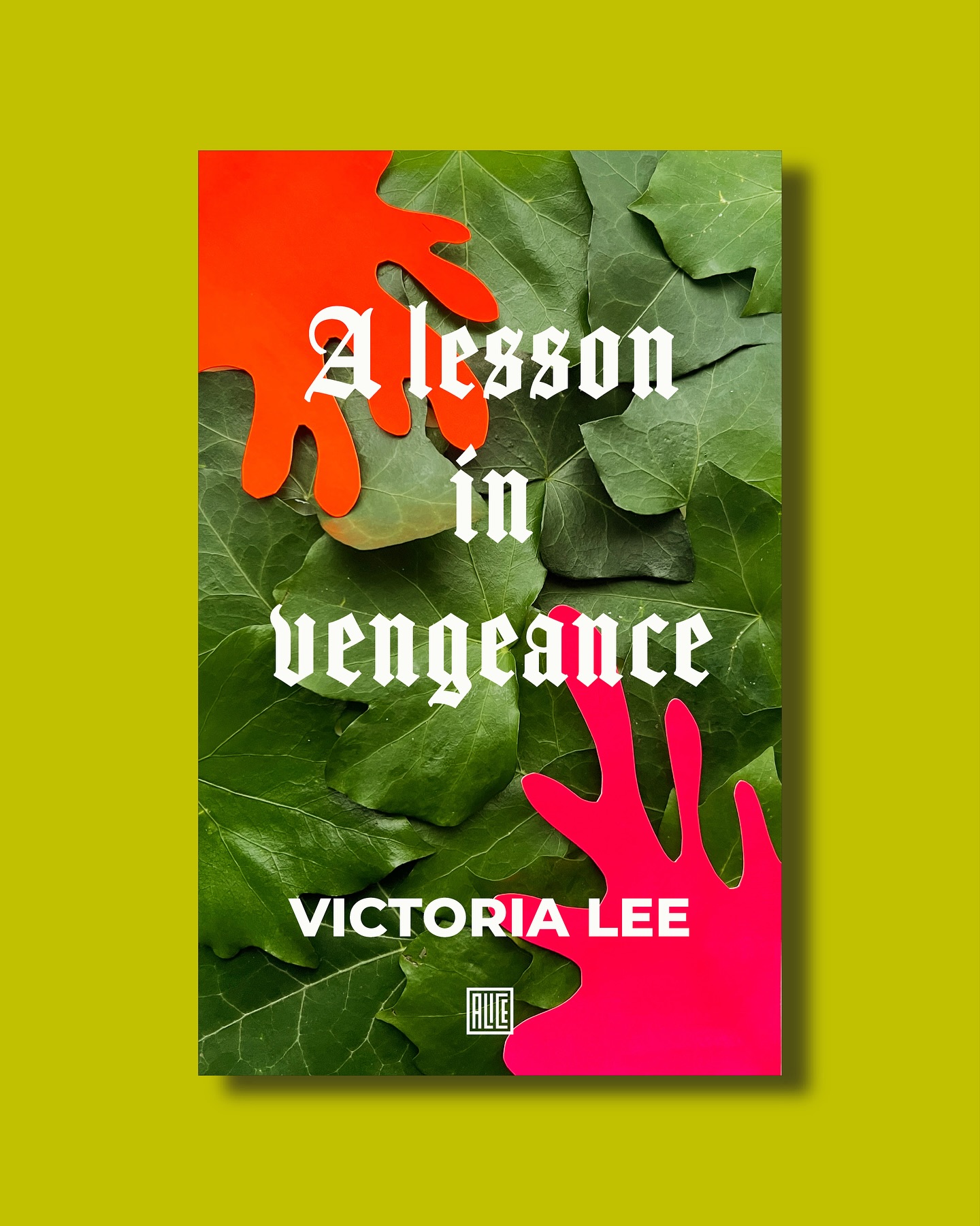 JOUR 29 – LESSON
Dans A Lesson in Vengeance de Victoria Lee, deux étudiantes passionnées d’occultisme se laissent happer par les fantômes d’un pensionnat recouvert de lierre, où la frontière entre magie et meurtre s’efface peu à peu.
J’ai assemblé des feuilles de lierre et découpé deux formes dans les peintures fluo Lefranc & Bourgeois avant de les photographier, puis j’ai finalisé la composition sur Illustrator pour faire dialoguer nature et vengeance.
Chaque jour d’octobre, je réinvente la couverture d’un livre inspiré par le mot du jour du défi #inktober.
🔸 🔸 🔸
DAY 29 – LESSON
In A Lesson in Vengeance by Victoria Lee, two students fascinated by the occult are drawn into the ghosts of an ivy-covered boarding school, where the line between magic and murder begins to blur.
I arranged ivy leaves and cut two shapes from fluorescent Lefranc & Bourgeois paints before photographing and composing the piece in Illustrator — a visual dialogue between nature and vengeance.
Every day in October, I reinvent a book cover inspired by the daily inktober prompt.
#inktober #inktober2025 #inktober29 #lesson #alessoninvengeance #victorialee #bookcoverdesign #illustration #graphicdesign #darkart #thrillerart #bookart #coverdesign #inktoberproject @inktober @lefrancbourgeoisofficiel
