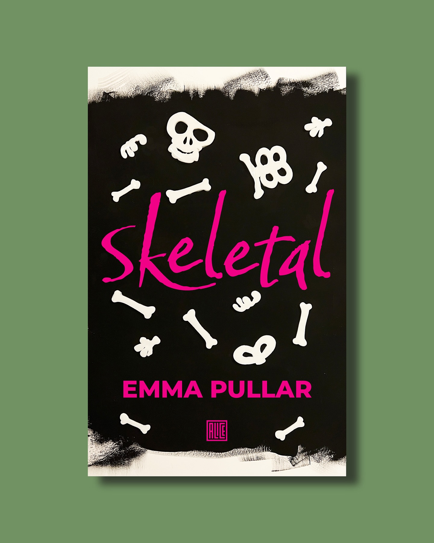 JOUR 28 – SKELETAL
Emma Pullar nous plonge dans un monde ravagé où la faim pousse les plus faibles à vendre leurs os pour survivre, une jeune femme rêve de liberté, même si son squelette en est le prix.
J’ai photographié un petit squelette de décoration d’Halloween sur un fond de peinture noire Lefranc & Bourgeois, puis travaillé la composition pour rappeler l’énergie crue et désespérée du roman.
Chaque jour d’octobre, je réinvente la couverture d’un livre inspiré par le mot du jour du défi inktober.
🔸 🔸 🔸
DAY 28 - SKELETAL
Emma Pullar puts us in a ruined world where hunger drives the weak to sell their own bones, one young woman dreams of freedom — even if it costs her skeleton.
I photographed a small Halloween skeleton on a background painted with Lefranc & Bourgeois black acrylic, then designed the cover to echo the raw, desperate energy of the novel.
Every day in October, I reinvent a book cover inspired by the daily inktober prompt.
#inktober #inktober2025 #inktober28 #skeletal #skeletalbook #emmapullar #bookcoverdesign #illustration #bookart #graphicdesign #darkart #horrorart #thrillerart #coverdesign #inktoberproject
@inktober
