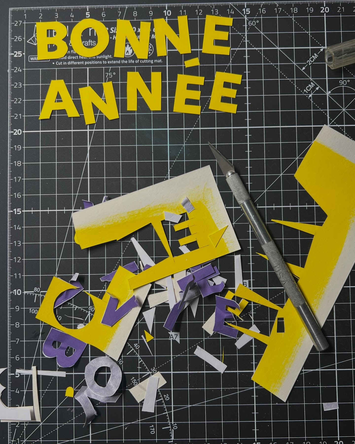 C’est officiel : je serai au marché des artistes V’là les fêtes les 13 & 14 décembre à Ivry-sur-Seine.
Cette année, j’apporte trois univers qui me ressemblent :
— Des cartes de vœux en papiers découpés, nées de ma frénésie d’Inktober
— Mon alphabet photographique et ludique, construit lettre après lettre
— Mes images du projet Au temps d’Ivry, hommage à la ville et au temps qui passe
Je prépare tout ça avec une dose d’amour, un peu de folie, de la couleur et surtout beaucoup de papier partout !
À très vite pour la suite. ✨
#fetes #cartesdevœux #marchedenoel #ivrysurseine #alphabet