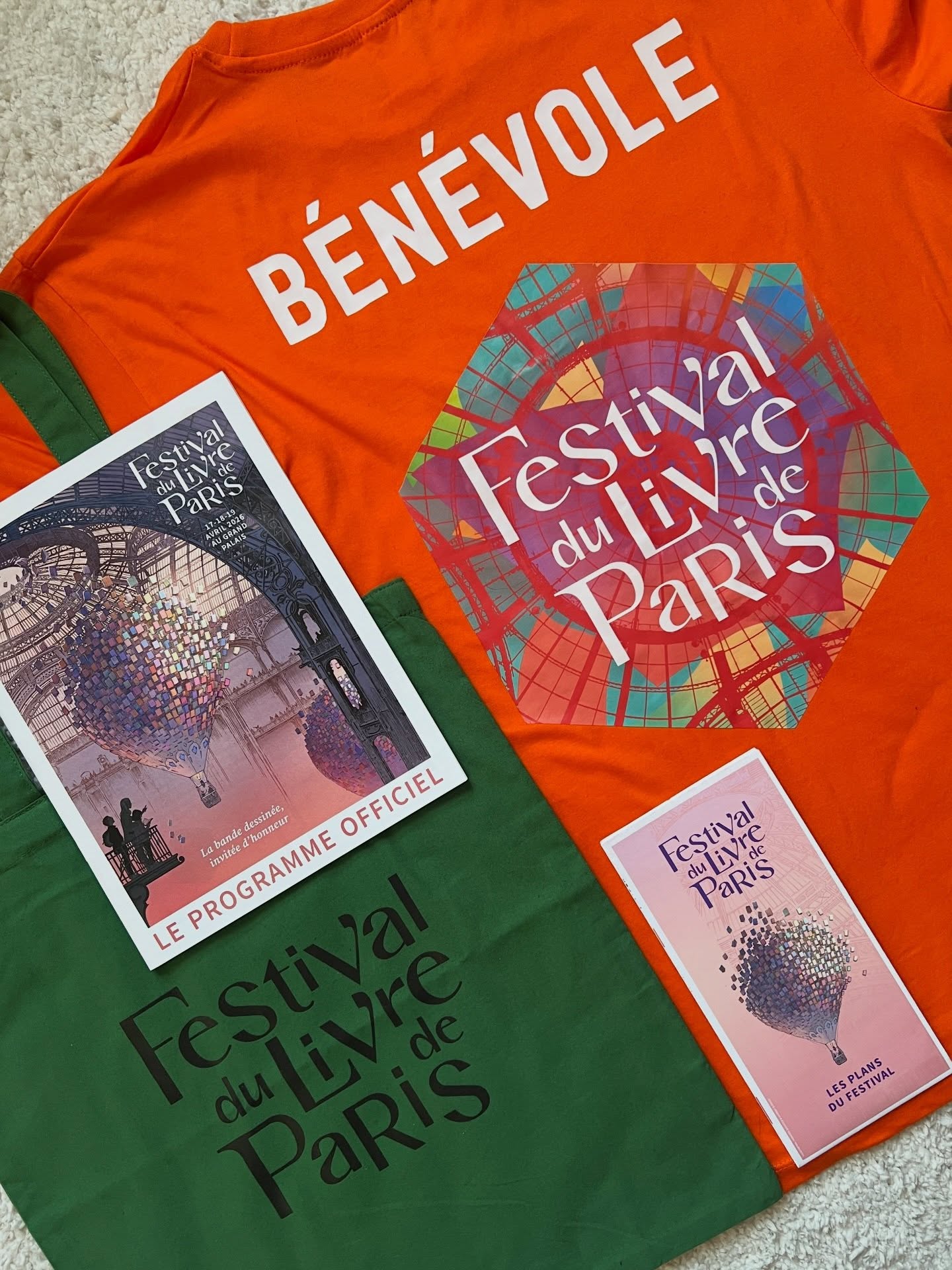 Vendredi soir, double immersion au Festival du Livre de Paris ✨
J’ai d’abord pris le temps de me perdre dans les stands, de feuilleter, de regarder, de m’imprégner…
Puis changement de décor : bénévole pendant la nocturne au Grand Palais.
Deux façons de vivre le même endroit — entre curiosité et coulisses — et une même énergie partout 📚
Je vous partage quelques images de cette soirée, entre ma visite et mon expérience côté organisation.
Et forcément… ça donne encore plus envie de créer pour le monde du livre.
(oui, ceci est un signe si tu cherches une cover 👀)

#festivaldulivre #grandpalais #booklover #illustration #bookcoverdesign