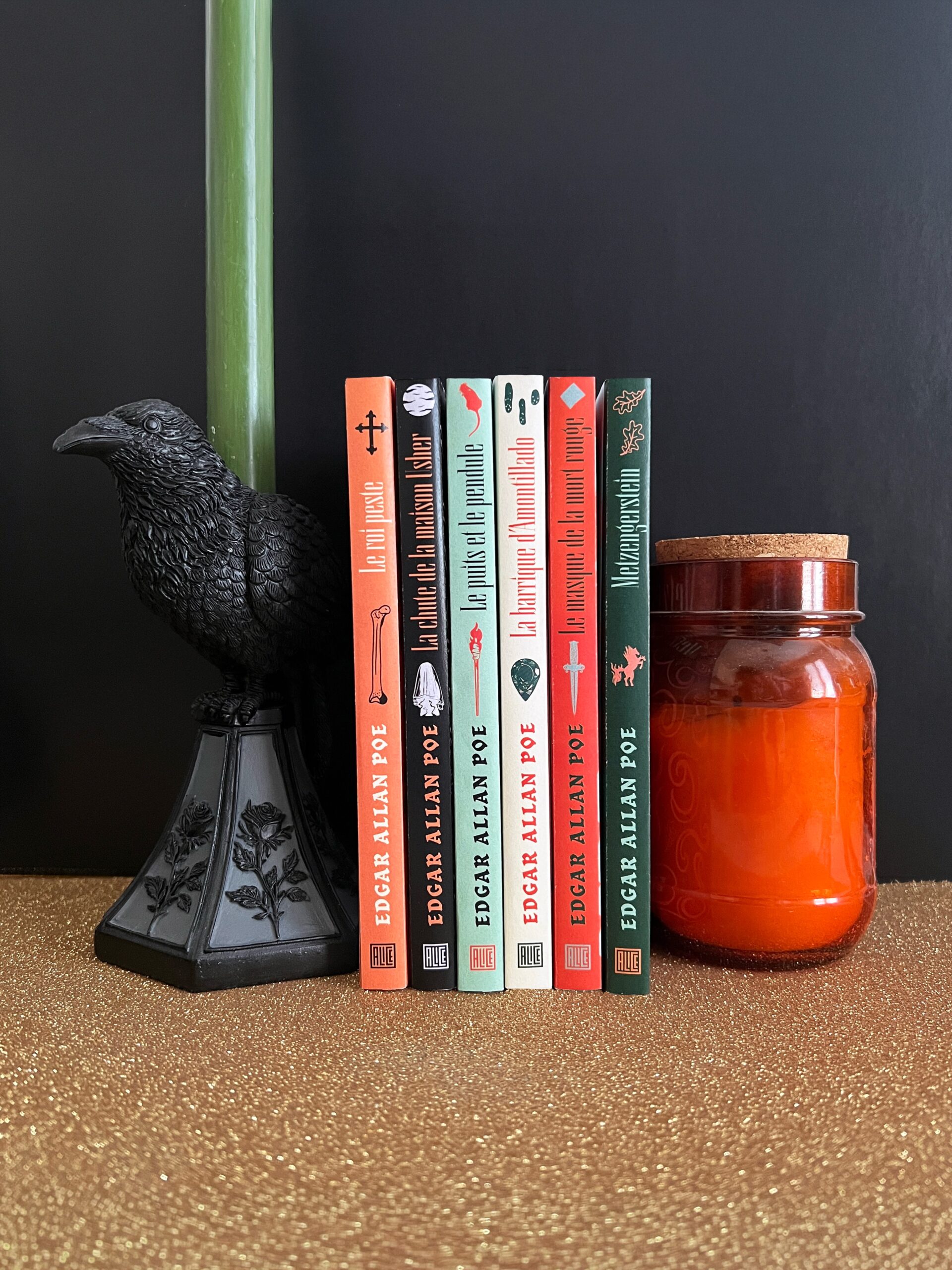 Edgar Allan Poe le retour !
J’ai retravaillé sur mes couvertures réalisées il y a quelques mois pour leur ajouter un dos, en anglais “spine”, colonne vertébrale !
J’ai gardé les même typographies et couleurs que les couvertures et ajouté 2 petites illustrations de chaque couvertures pour encadrer les titres.
Ce projet n’est pas encore fini, je suis sur une autre idée pour le compléter…
À bientôt pour la suite !
.
#edgarallanpoe #bookcover #bookserie #illustration #spine