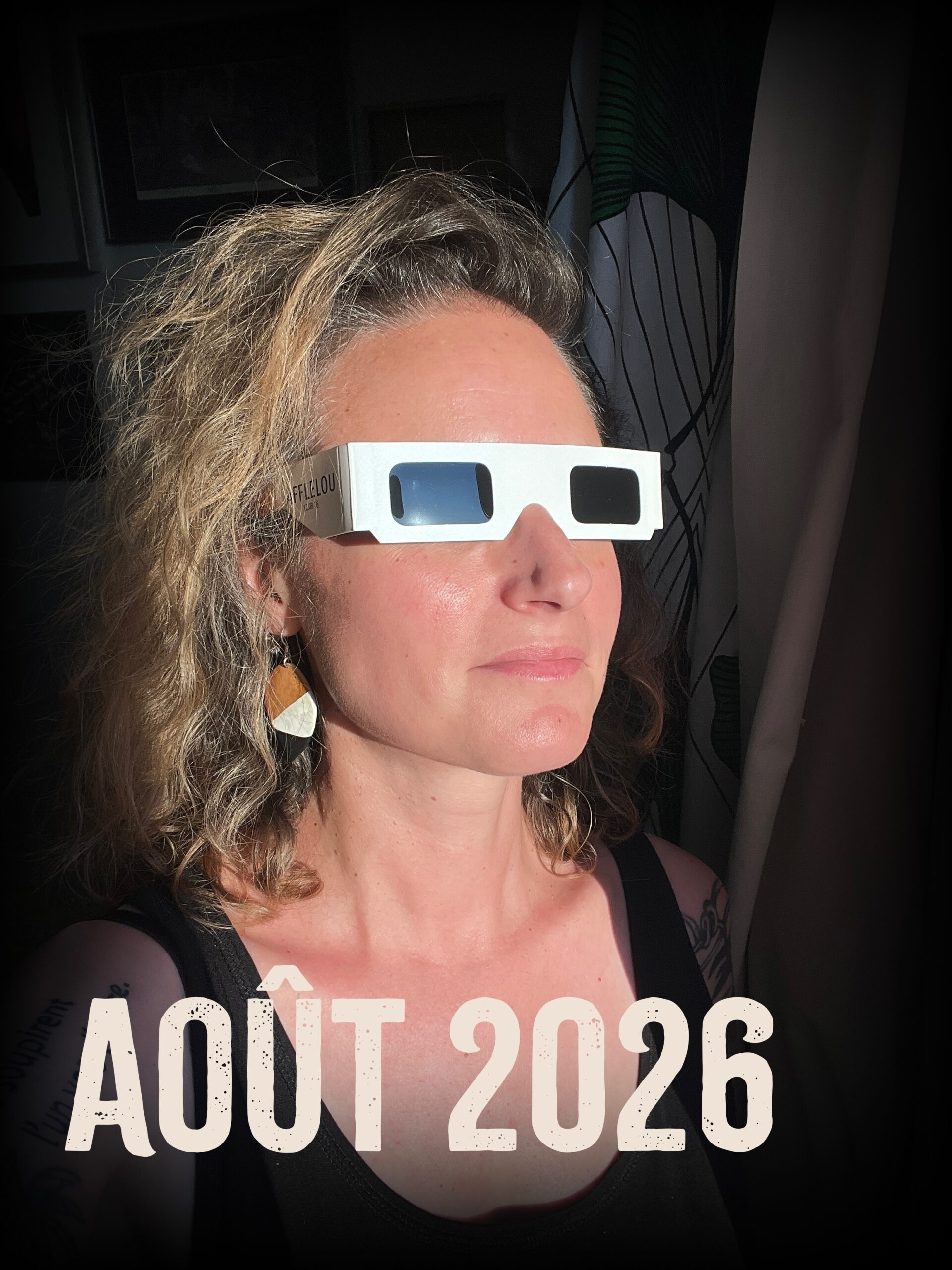 🎱 Août 2026 🎱 
Il a fait chaud mais c’était beau, l’air de la mer, le soleil qui se cache derrière la lune, l’ambiance des salles de ciné et des expos et les moments partagés ✔️

#aout2026 #august2026 #hotsummer #eclipse
